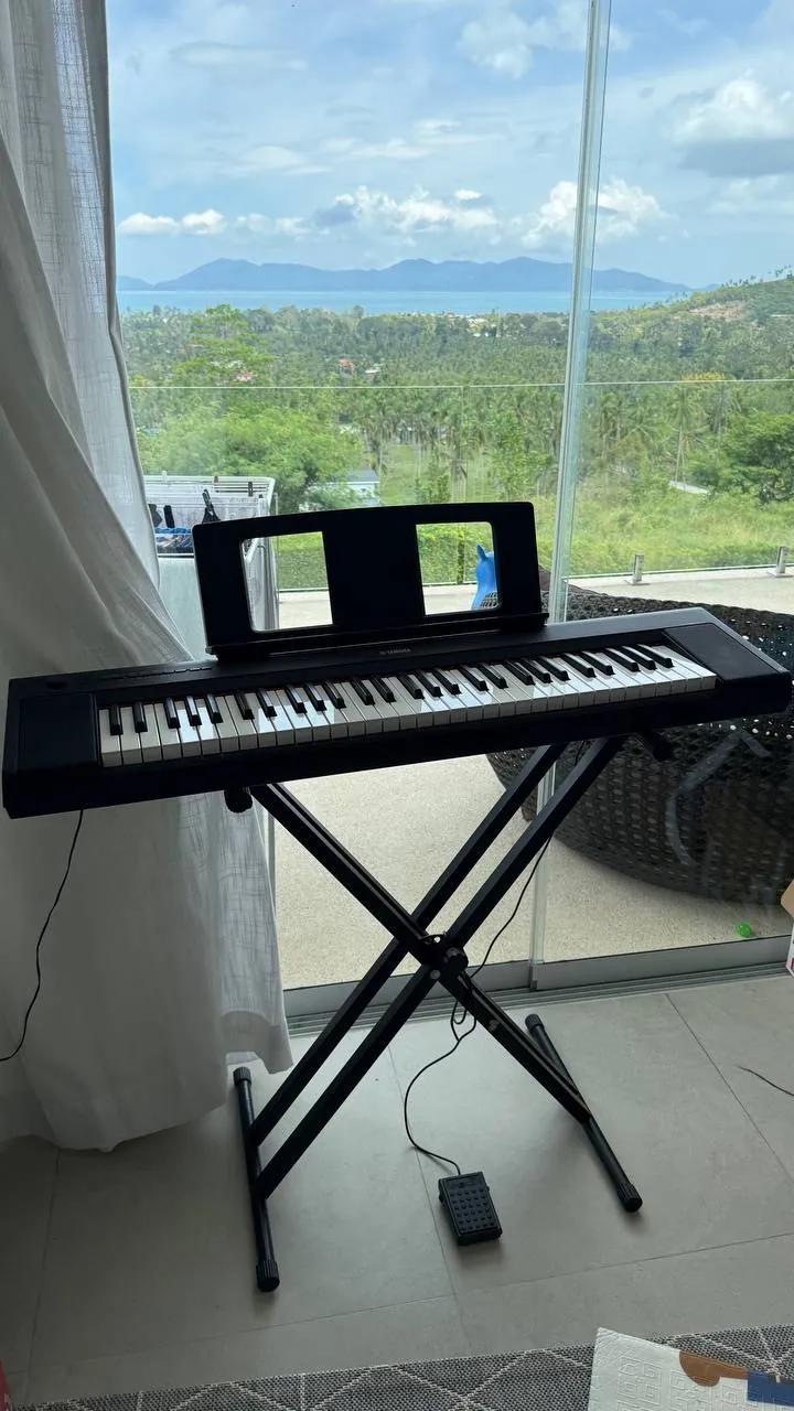 Цифровое пианино Yamaha со стойкой и педалью