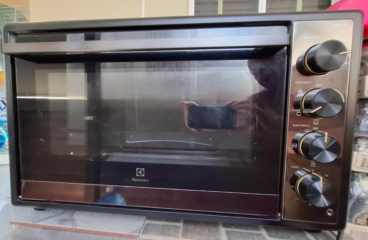 Электрическая духовка Electrolux на 70 литров
