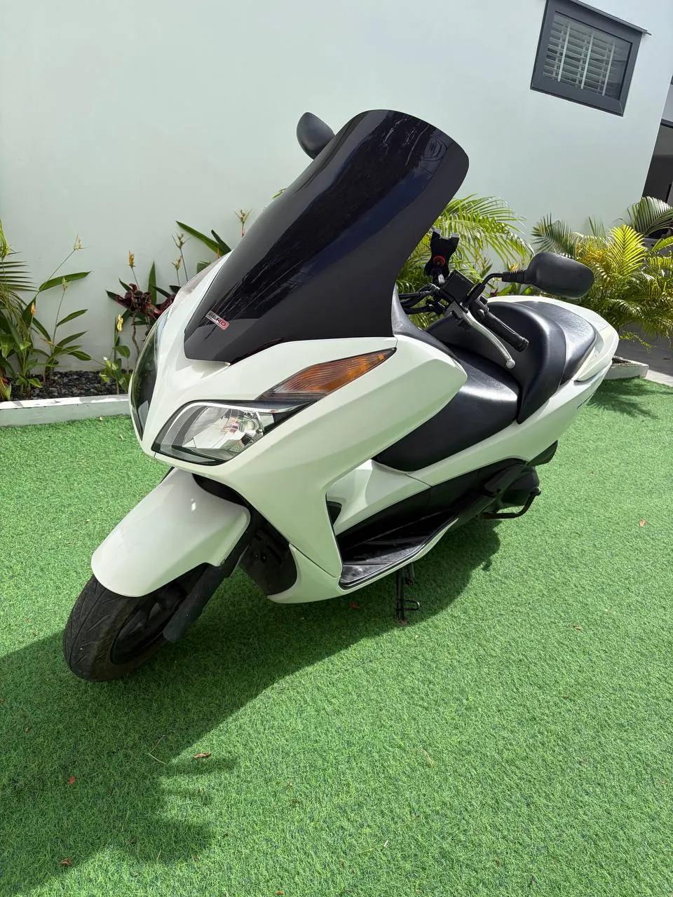 Макси-скутер Honda Forza 300 2017 года