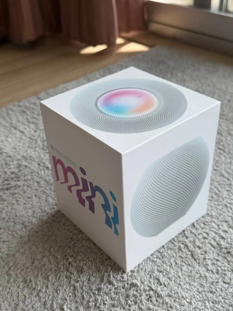 Колонка Apple HomePod mini первого поколения