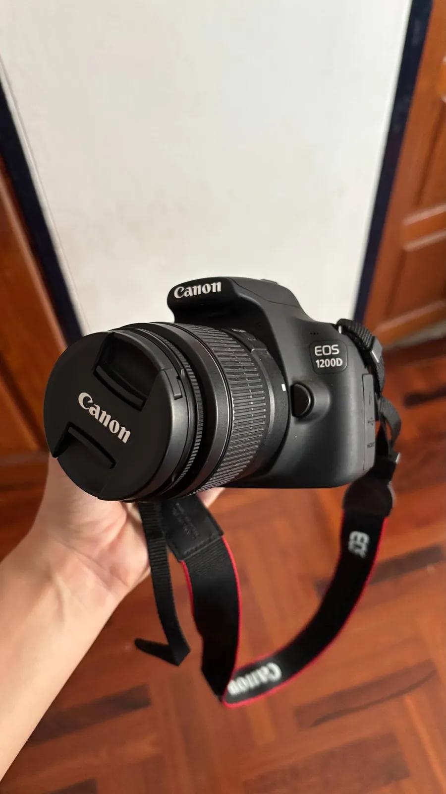 Зеркальный фотоаппарат Canon EOS 1200D с объективом