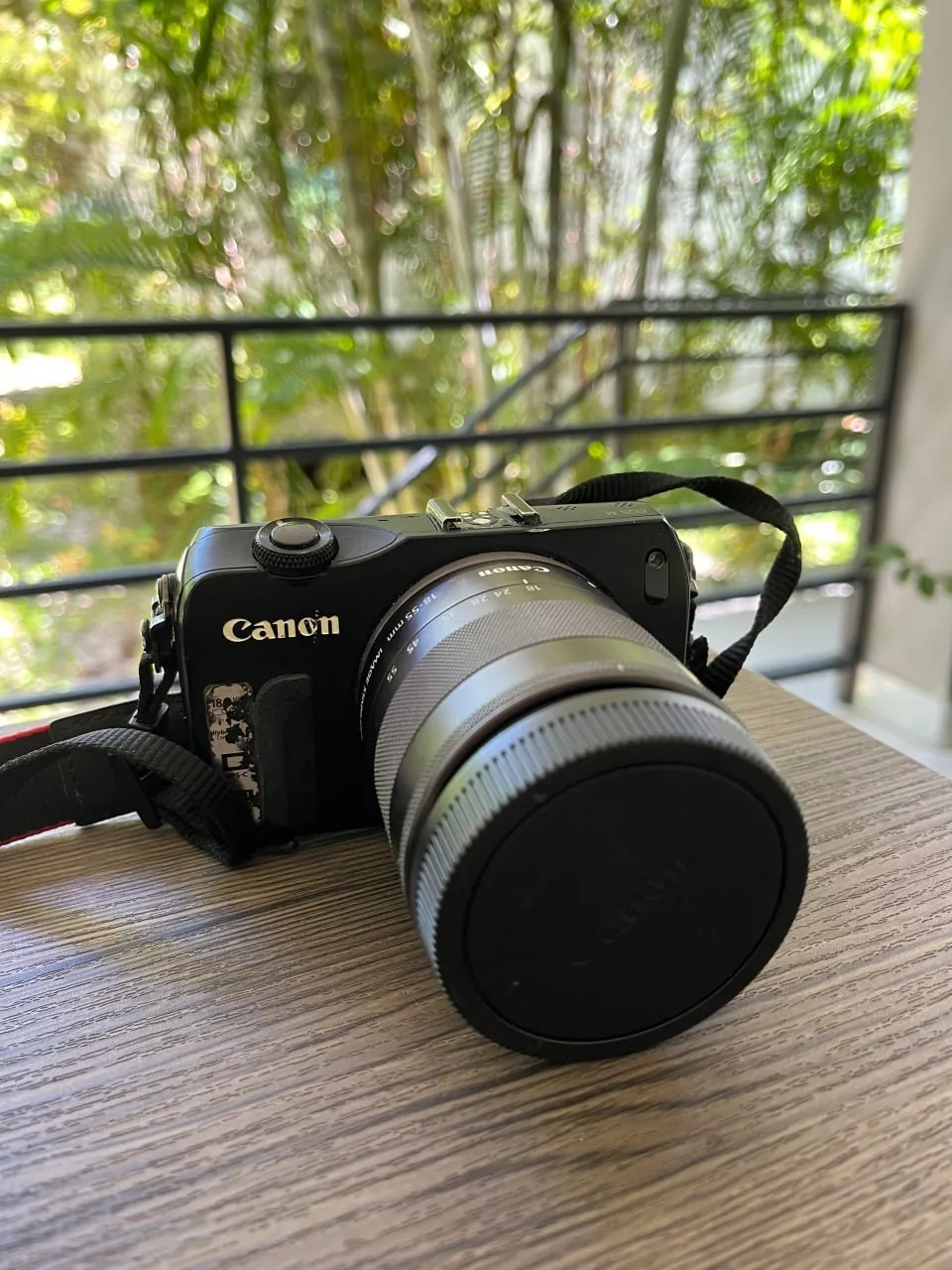 Фотоаппарат Canon EOS M с двумя объективами 1