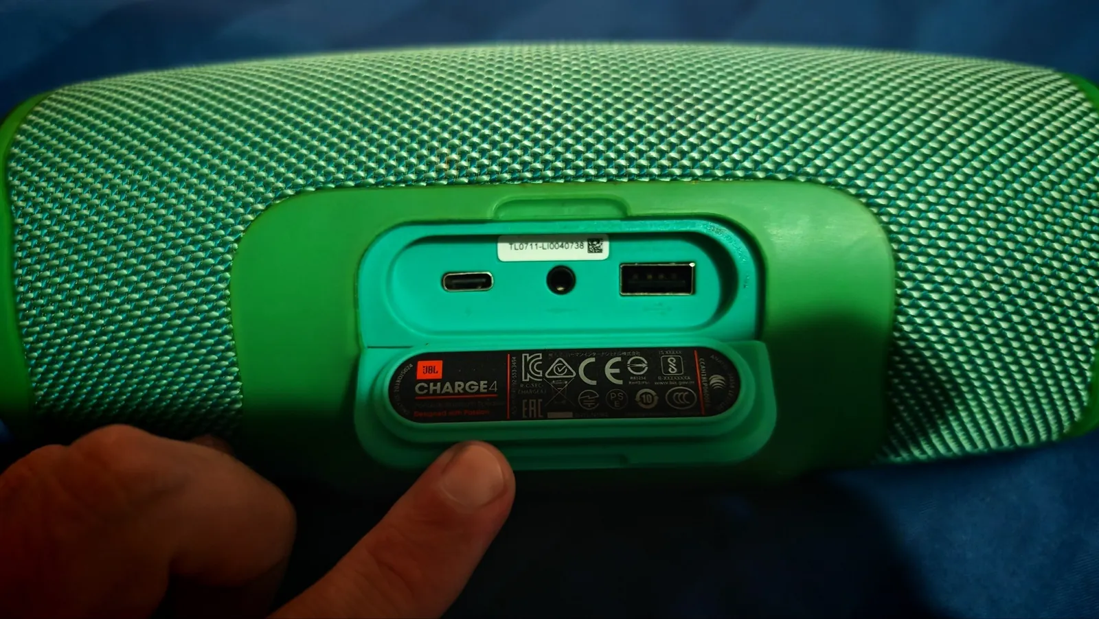 Портативная Bluetooth-колонка JBL Charge 4 3