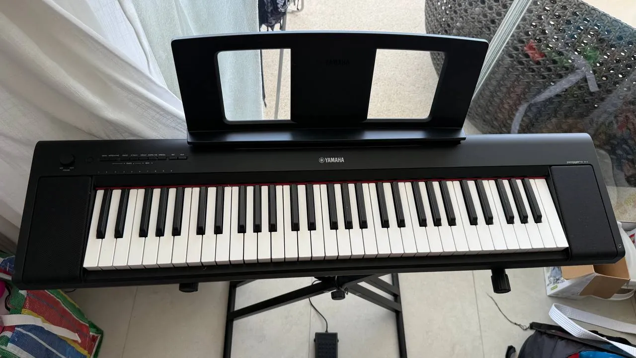 Цифровое пианино Yamaha со стойкой и педалью 2