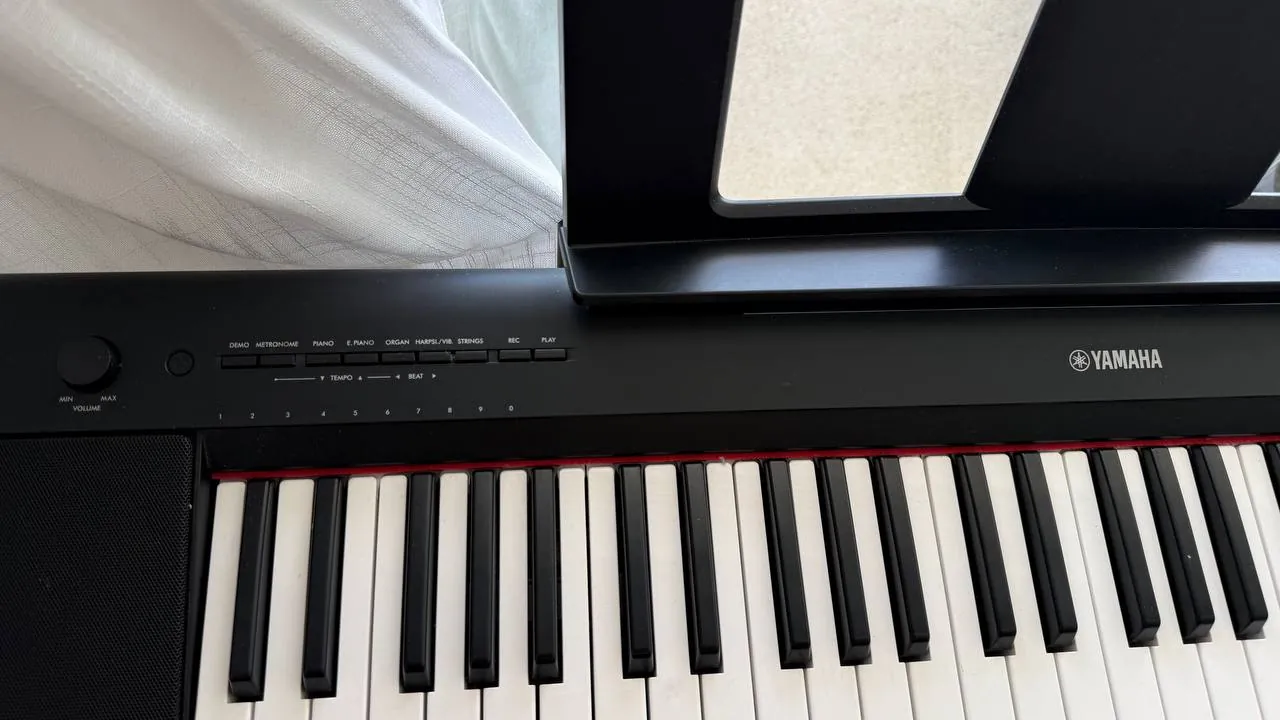 Цифровое пианино Yamaha со стойкой и педалью 3