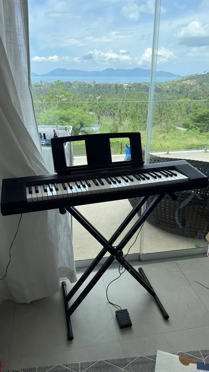 Цифровое пианино Yamaha со стойкой и педалью 1