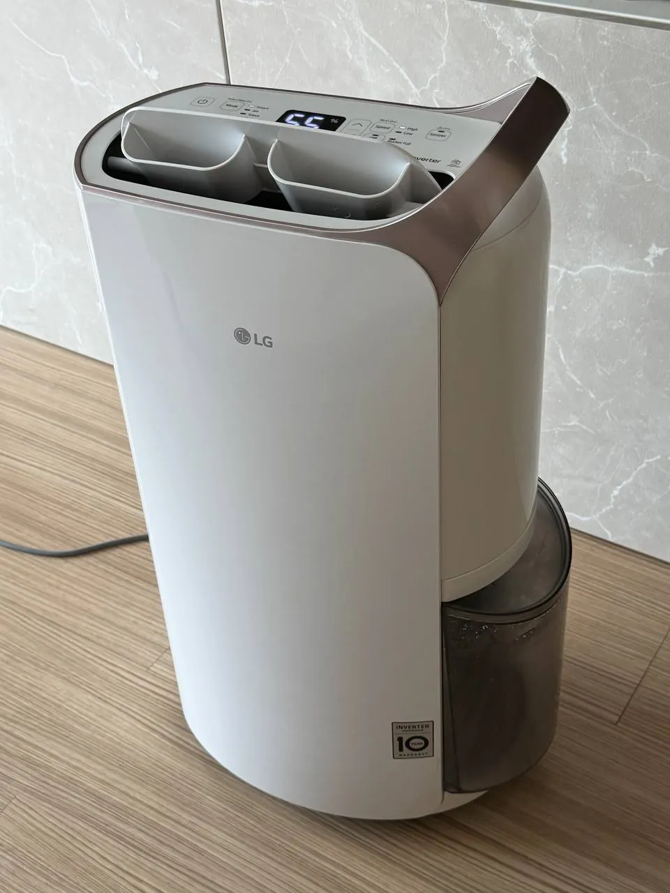 Осушитель воздуха LG до 30 литров в сутки 1