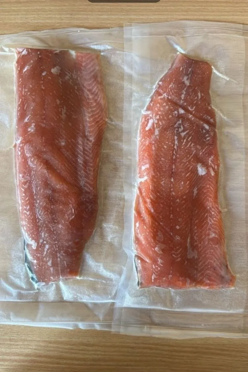 Красная икра, крабовое мясо и вяленая рыба 4