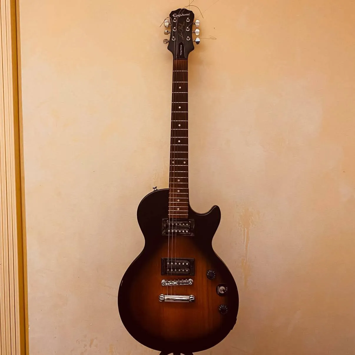 Электрогитара Epiphone Les Paul и педалборд с эффектами 2