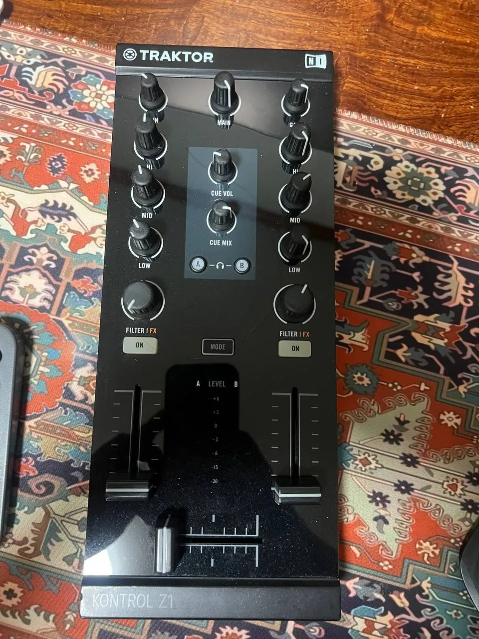 DJ-контроллер Native Instruments Traktor Z1 1