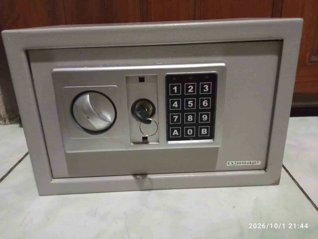 Сейф 20x30x20 см с ключом 2