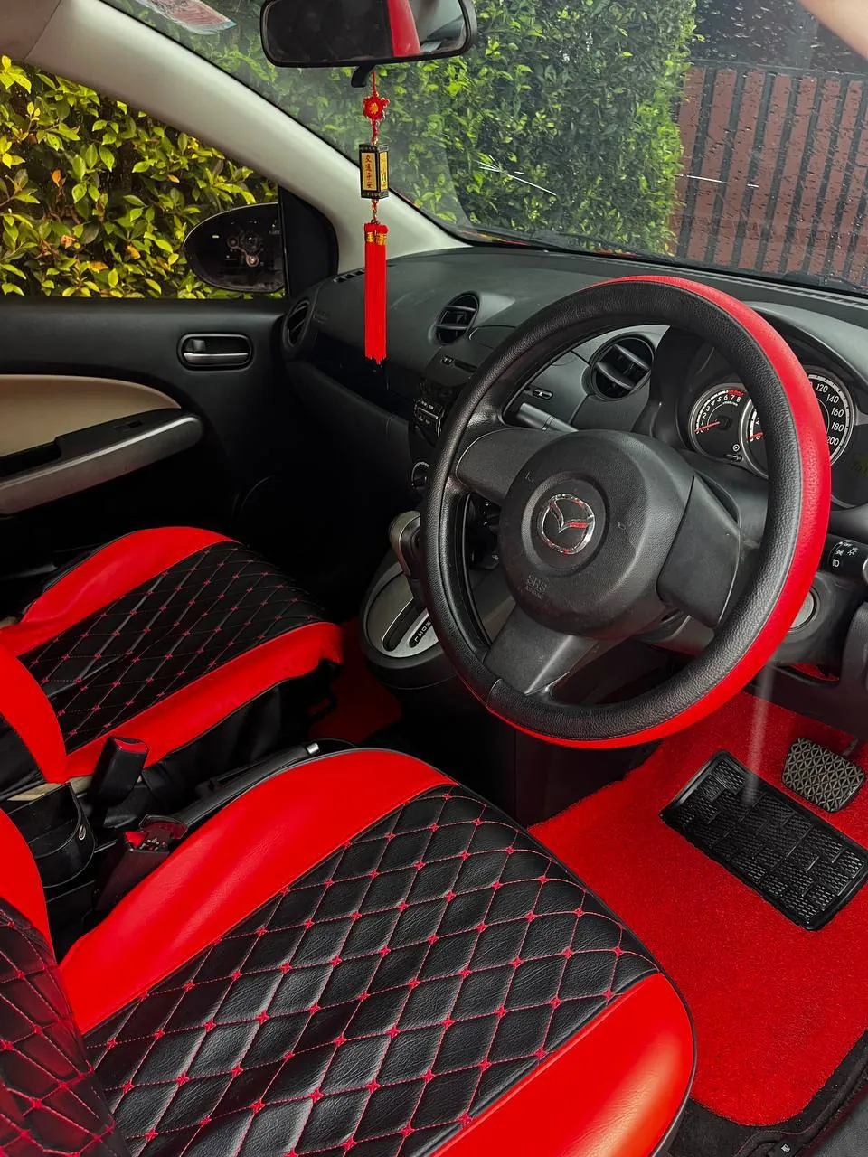 Автомобиль Mazda 2 2013 года в Паттайе 4