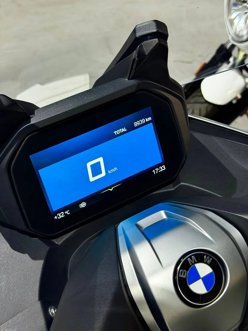 Скутер BMW C400GT 2023 года 2