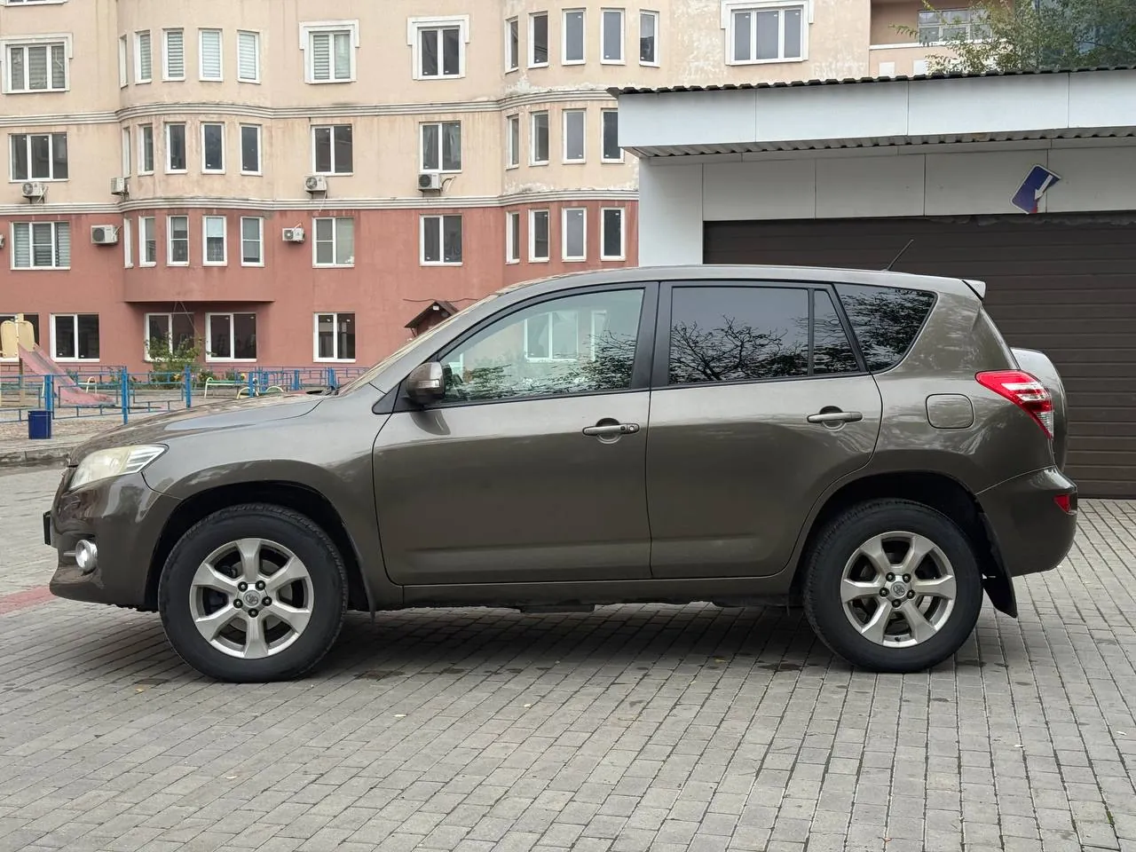 Toyota RAV4 2010 года выпуска 10