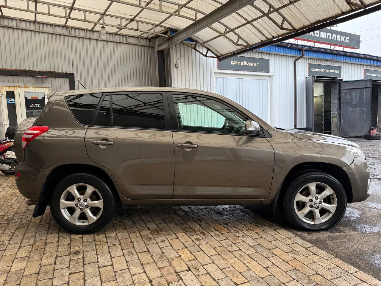 Toyota RAV4 2010 года выпуска 7