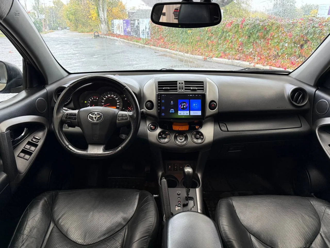 Toyota RAV4 2010 года выпуска 4