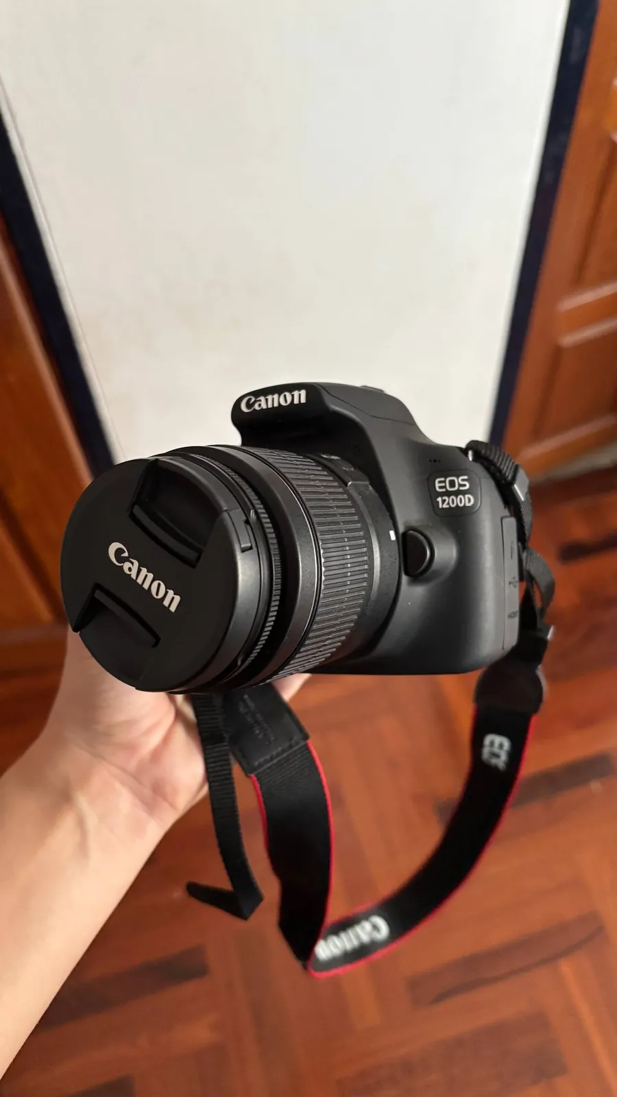 Зеркальный фотоаппарат Canon EOS 1200D с объективом 1