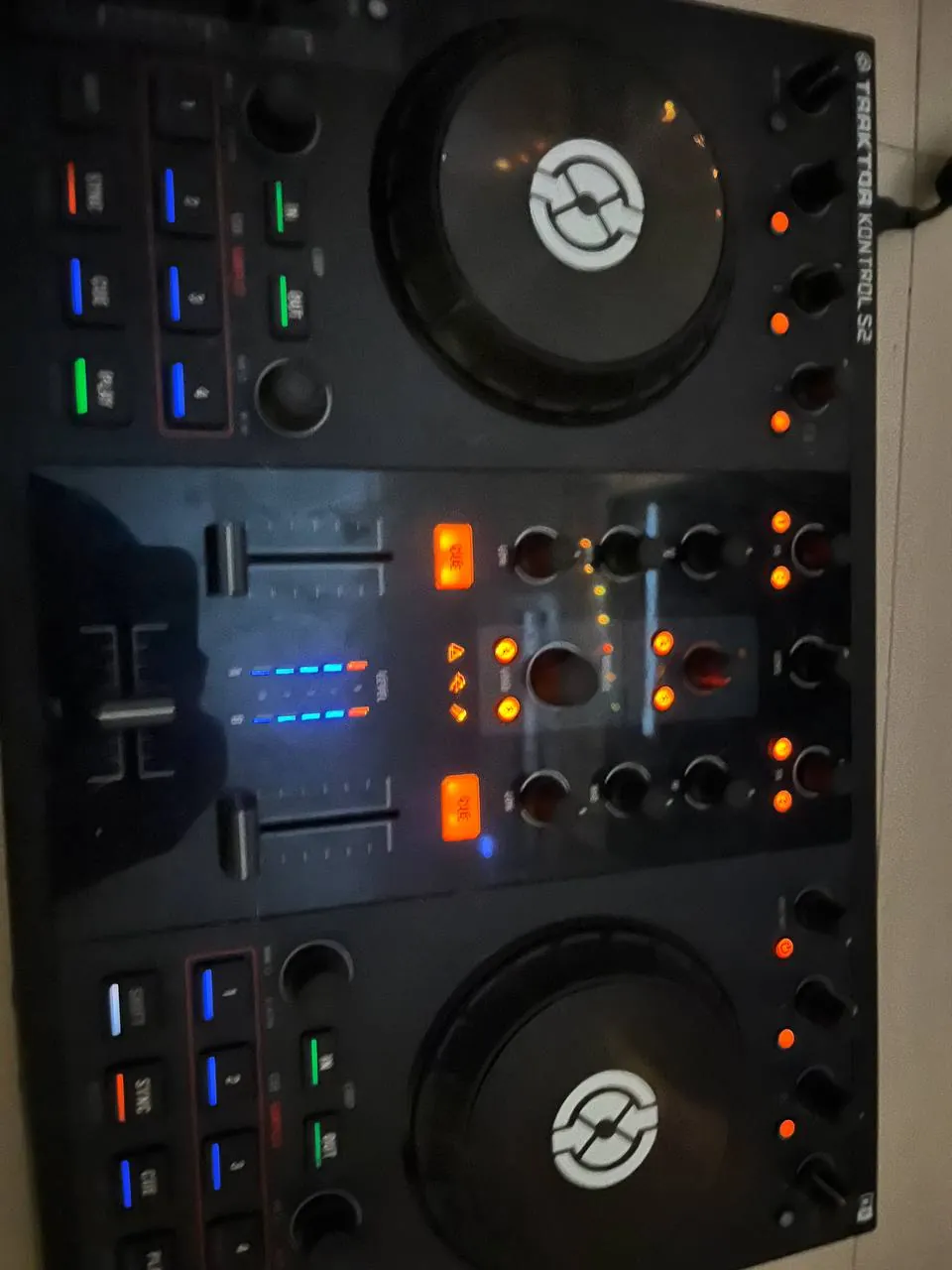 DJ-контроллер Native Instruments Traktor Kontrol S2 1