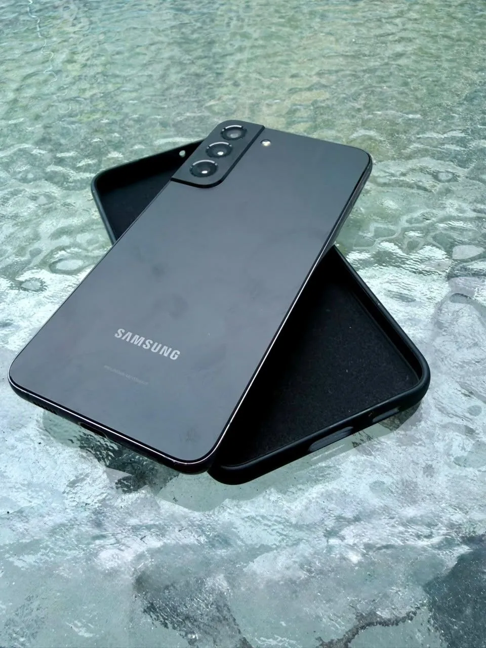 Смартфон Samsung Galaxy S22 Plus с чехлом 3