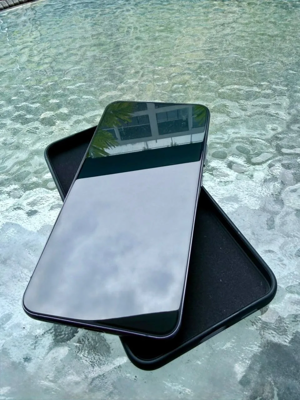 Смартфон Samsung Galaxy S22 Plus с чехлом 4