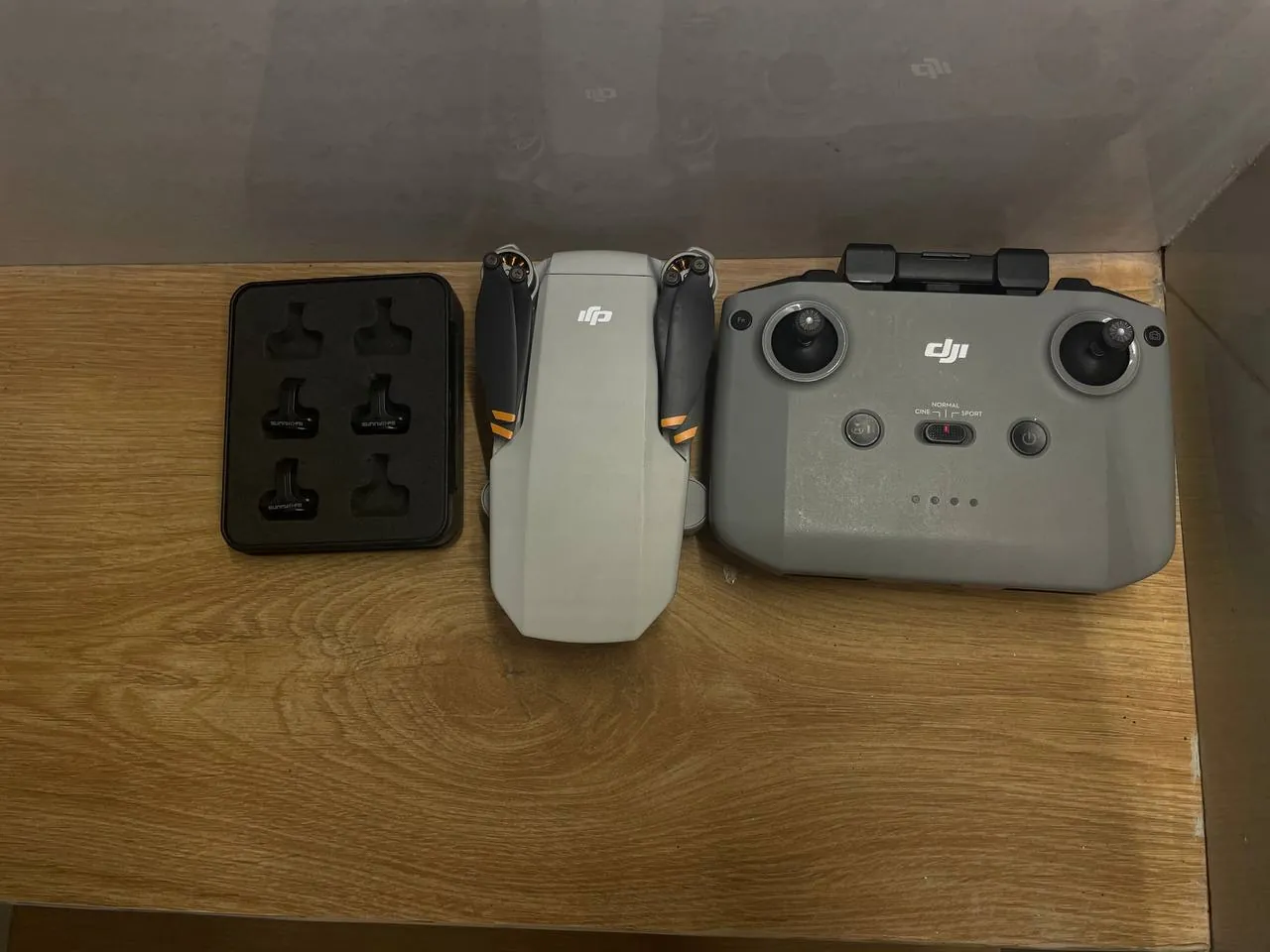 Дрон DJI Mini 2 и монитор Lenovo ThinkVision 2
