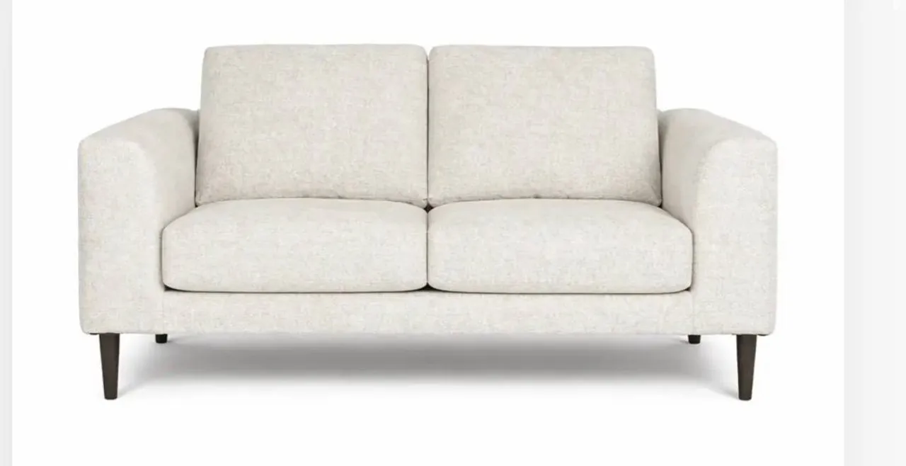 Комплект новой мебели — стол, стулья и диван 1